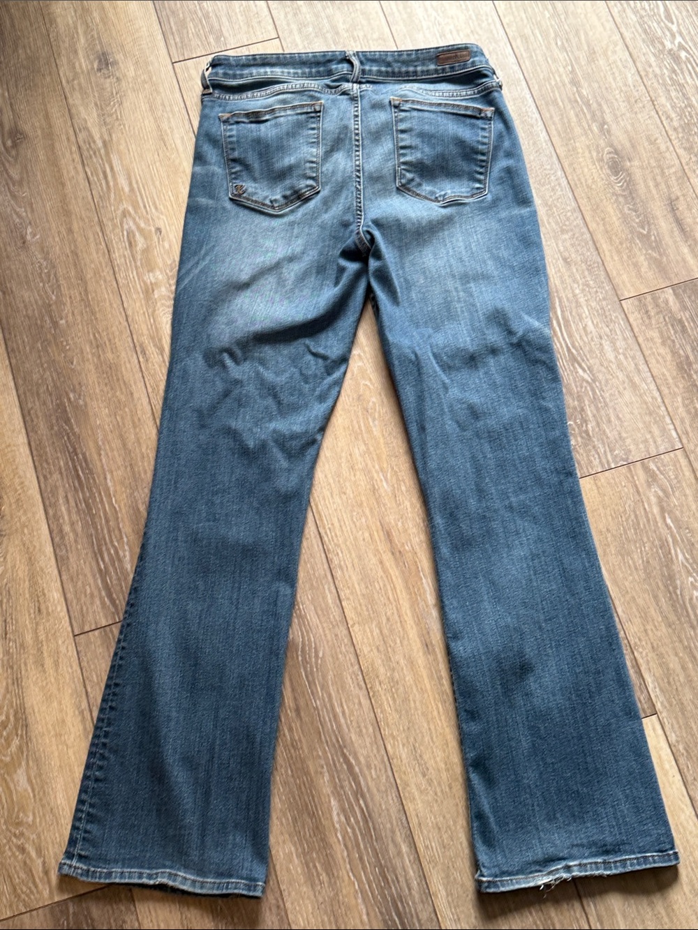 Kut from the Cloth, boot cut Jeans in Medium Blue Wash - Picture 5 of 6